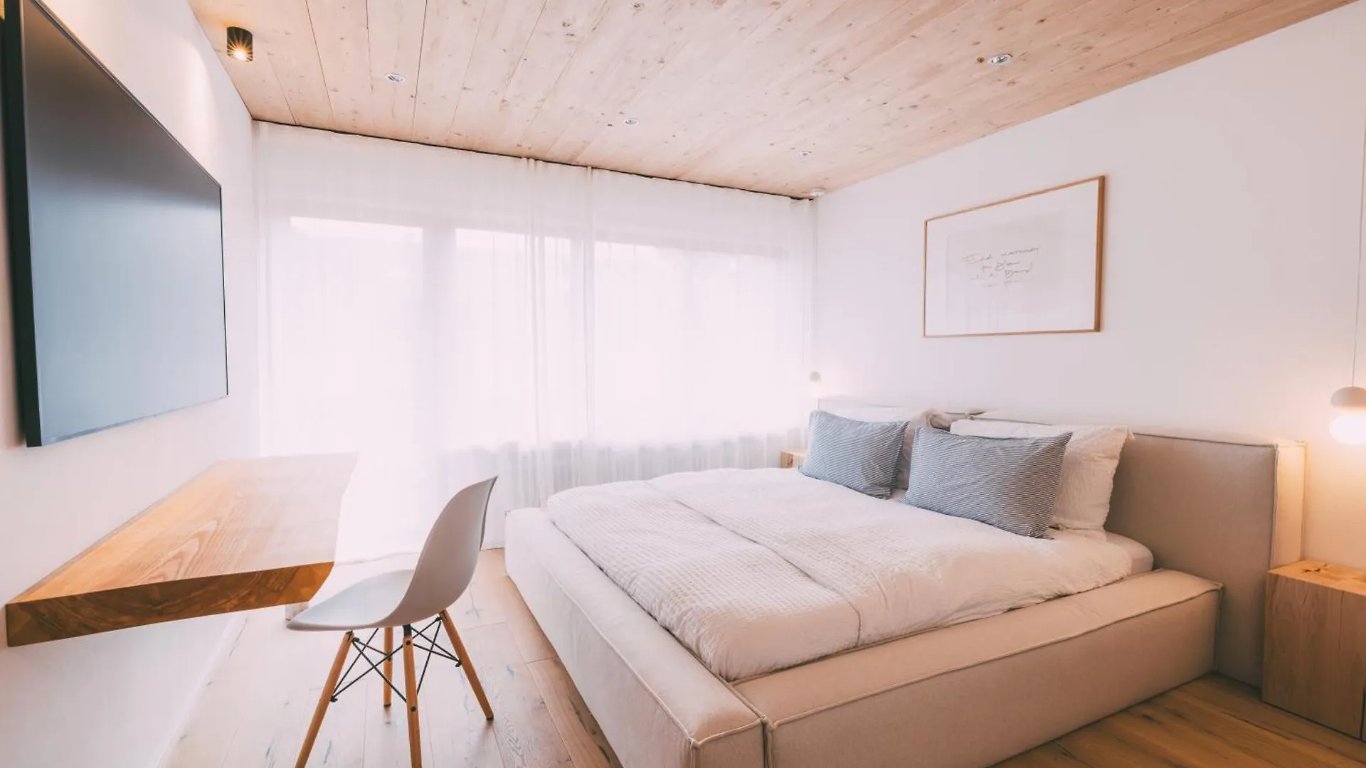 Zentrales Zimmer Mit Bergblick In Bewohnter Eigentumswohnung contacts